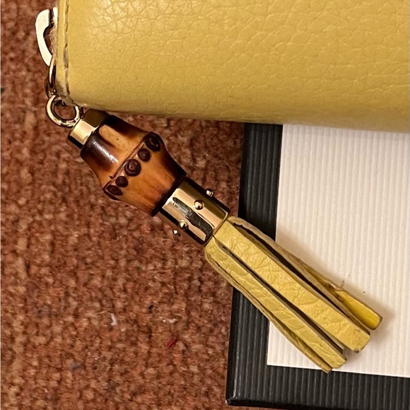 💯Gucci Neon Yellow Pebbled Leather Zippy Wallet w/Bamboo Pull/Dust Bag/Gift Box - Picture 5 of 17